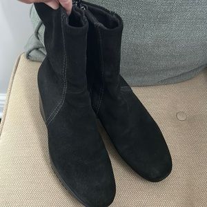 La canadienne Token black suede boots